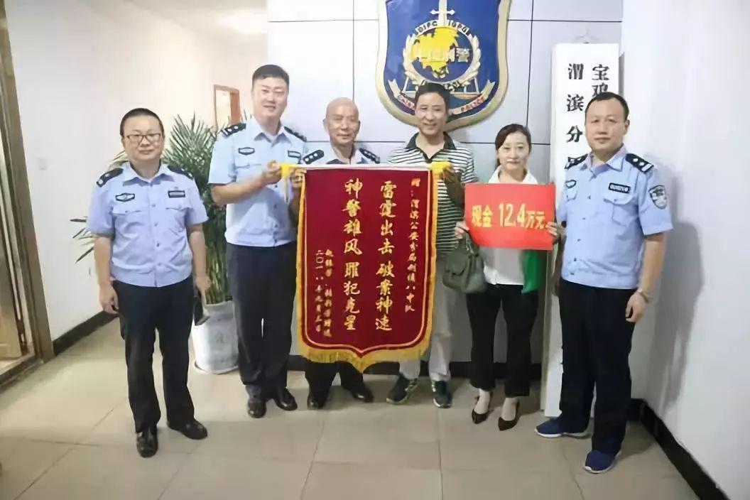 新澳门天天彩正版免费，新澳门天天彩正版免费，探索彩票的魅力与责任